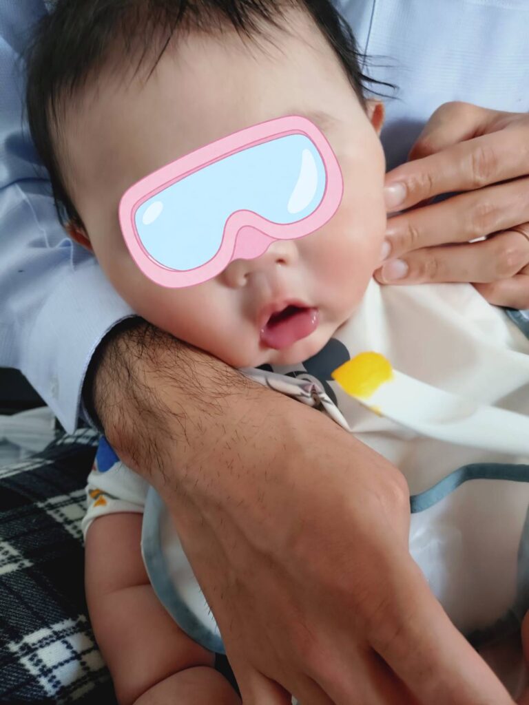 ひので菜園のニンジンを離乳食で息子に食べさせる様子